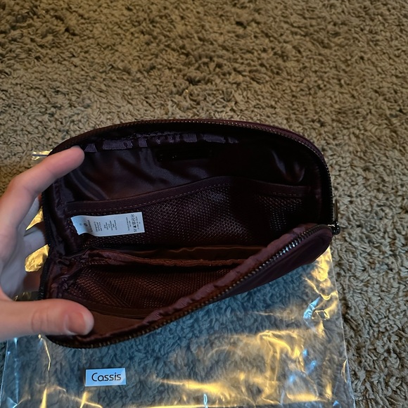 Lululemon Everywhere Belt Bag CASSIS - Picture 4 of 4